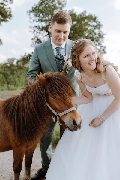04_Galerie Verliebtes Brautpaar mit Pony