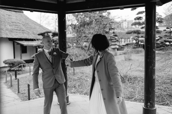 11_Galerie Verliebtes Brautpaar schwarz weiß