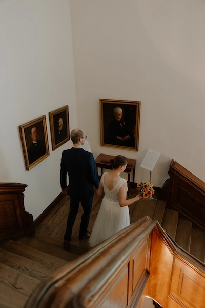 Ahrensburger_schloss_11 Brautpaar auf der Treppe