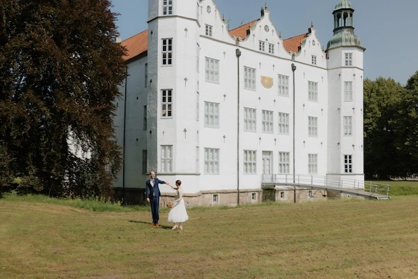 Ahrensburger_schloss_16 Brautpaar vor dem Schloss Ahrensburg