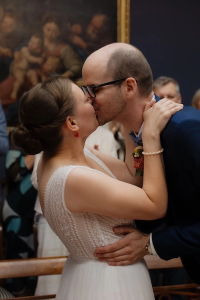 Ahrensburger_schloss_8 Brautpaar küsst sich