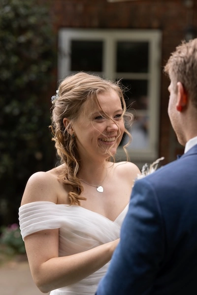 Freie_Trauung_10 Braut im Wind