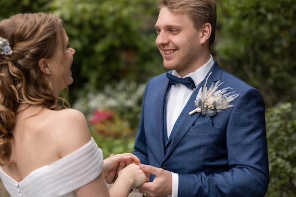 Freie_Trauung_9 Liebevoller Blick des Bräutigams