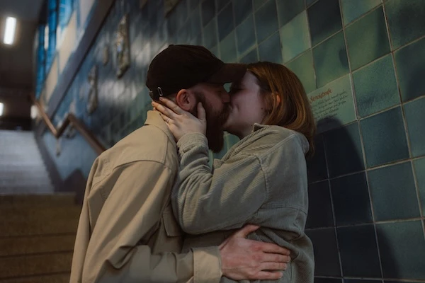 Train_station_2 Küssendes Pärchen