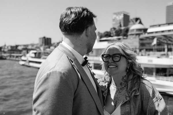 brautpaar_10 Schwarz-weiß Bild am Hafen
