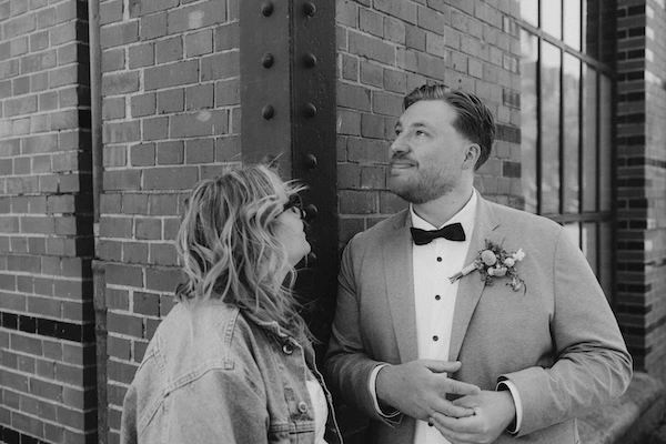 brautpaar_15 Verliebtes Brautpaar schwarz-weiß