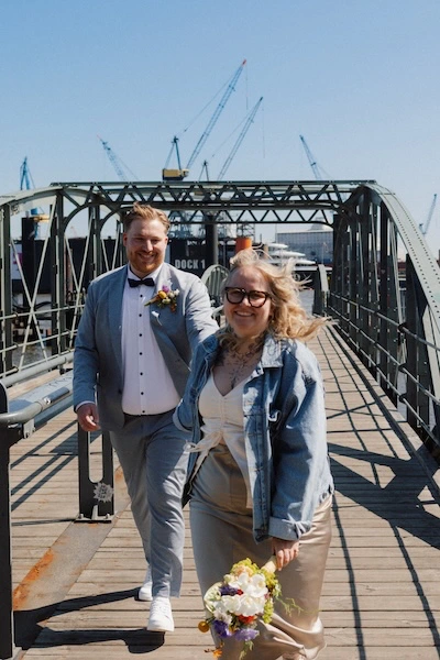 brautpaar_18 Brautpaar laufend am Hafen