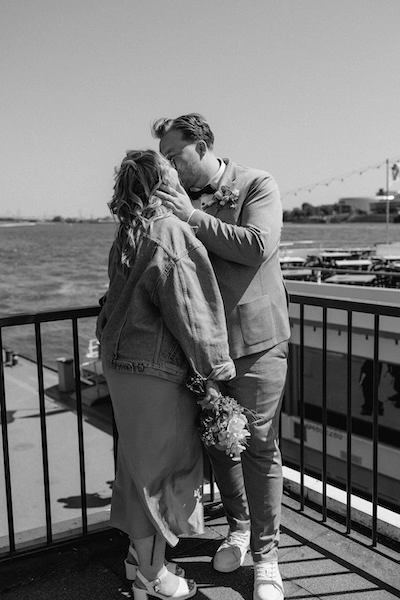 brautpaar_6 Liebespaar mit Blumenstrauß