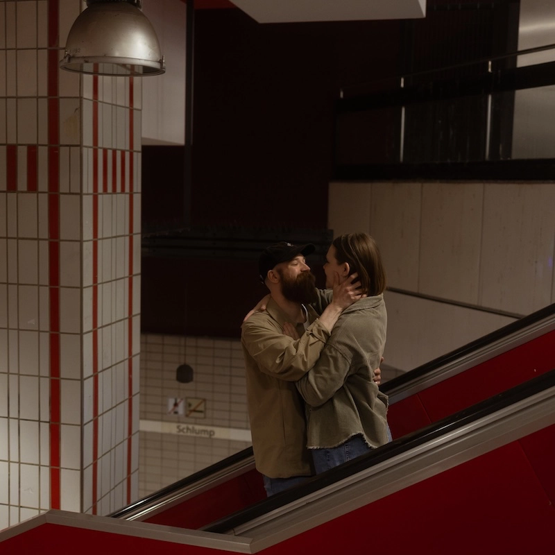 paarfotografie_kachel Pärchen auf Rolltreppe